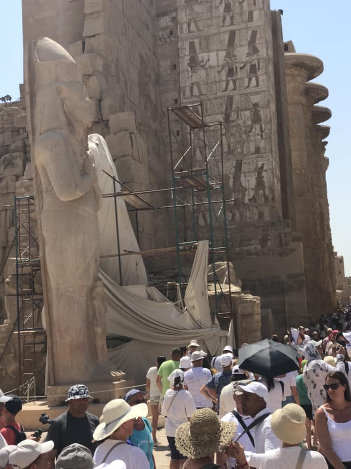 إقبال كبير من سياح العالم للاستمتاع بالزيارات الأثرية لمعابد الكرنك إقبال كبير من سياح العالم للاستمتاع بالزيارات الأثرية لمعابد الكرنك