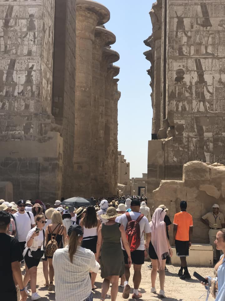 إقبال كبير من سياح العالم للاستمتاع بالزيارات الأثرية بالأقصر إقبال كبير من سياح العالم للاستمتاع بالزيارات الأثرية بالأقصر