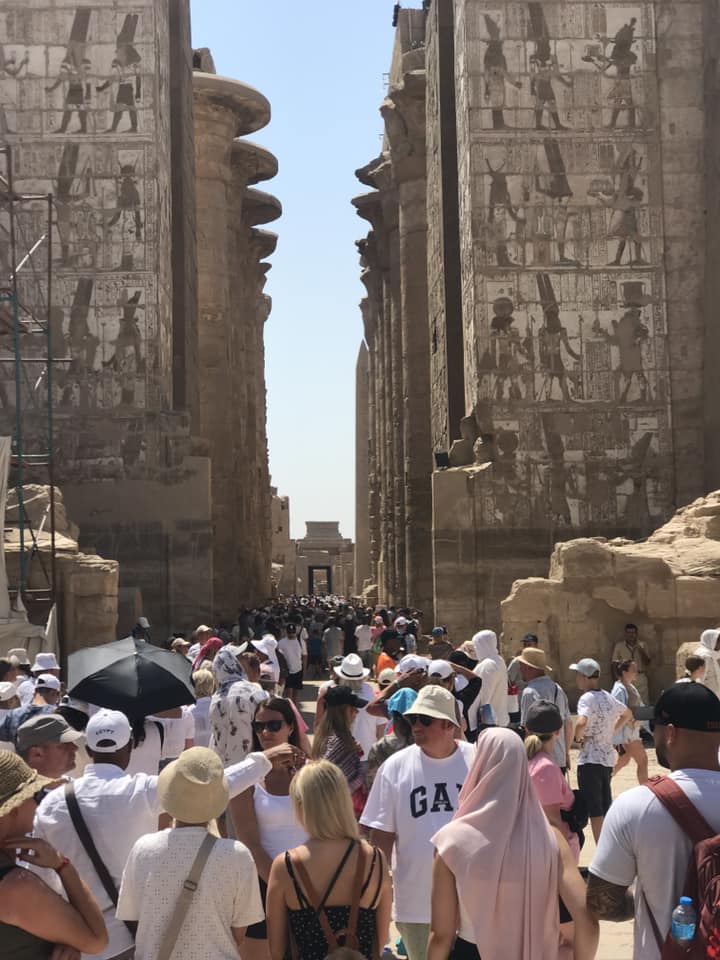 إقبال كبير من سياح العالم للاستمتاع بزيارة المعالم الأثرية بالكرنك_1 إقبال كبير من سياح العالم للاستمتاع بزيارة المعالم الأثرية بالكرنك_1