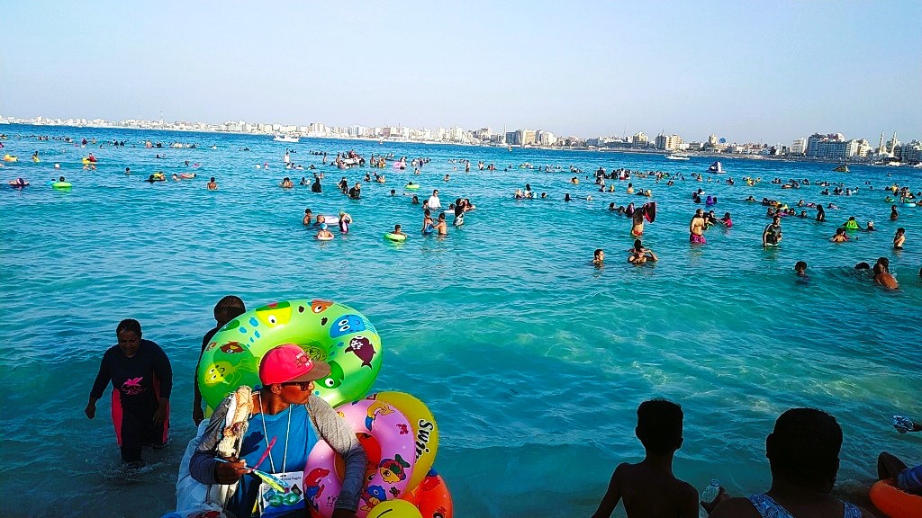 متعة السباحة - شاطئ الحب متعة السباحة - شاطئ الحب
