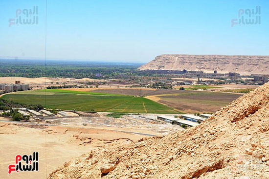 منظر عام لأخميم من أعلى المقابر منظر عام لأخميم من أعلى المقابر