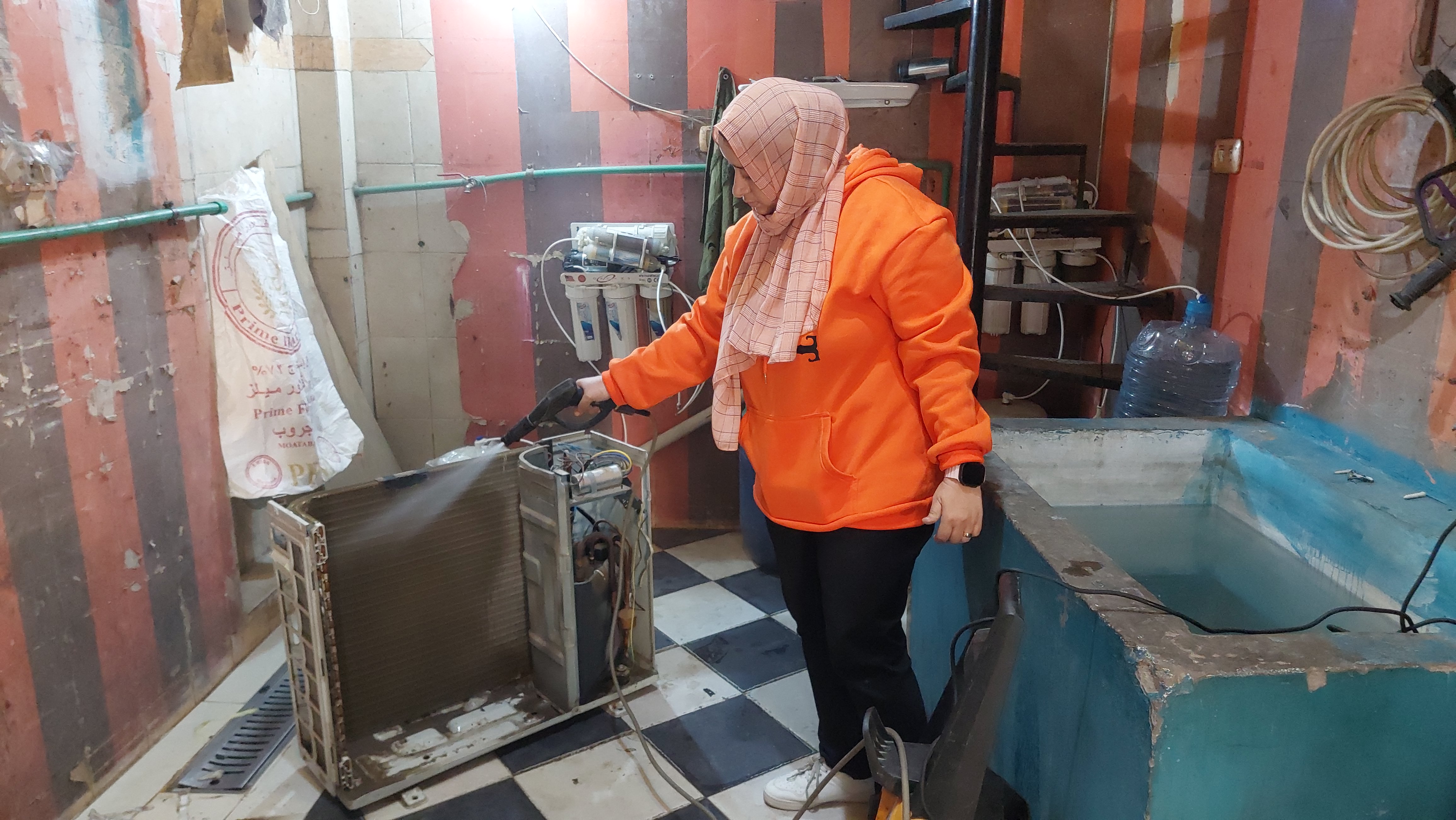 شيماء حاصلة على ماجستير تربية بدنية وهي مبدعة في صيانة وإصلاح المكيفات والفلاتر. شيماء حاصلة على ماجستير تربية بدنية وهي مبدعة في صيانة وإصلاح المكيفات والفلاتر.