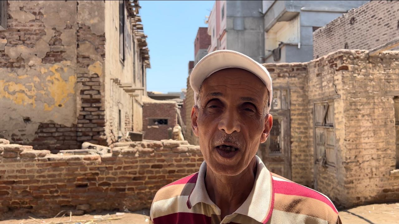 أحد أهالي القرية يتحدث عن وجود الإحتلال أحد أهالي القرية يتحدث عن وجود الإحتلال