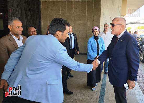 لحظة وصول محافظ الأقصر الجديد لتولي مهام منصبه لحظة وصول محافظ الأقصر الجديد لتولي مهام منصبه