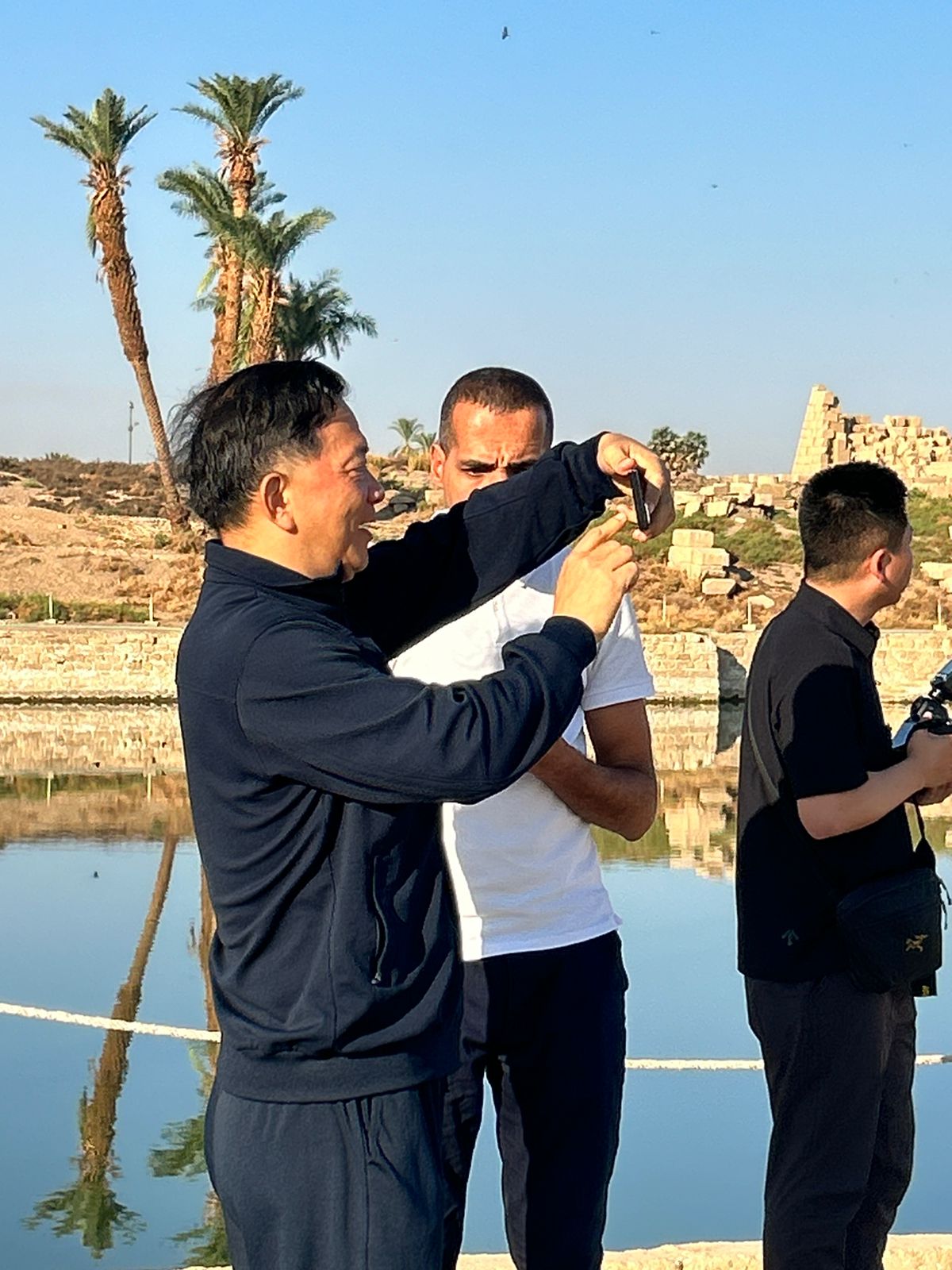 رئيس مجموعة الصين للإعلام يلتقط صورا تذكارية في الكرنك رئيس مجموعة الصين للإعلام يلتقط صورا تذكارية في الكرنك