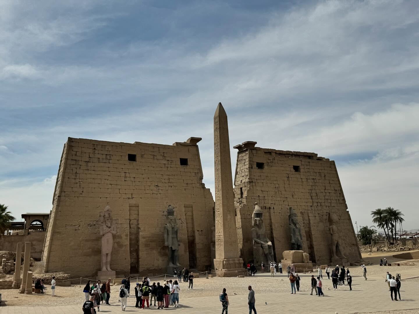 يتمتع السياح العالميون خلال شهر رمضان بزيارة معبد الكمور يتمتع السياح العالميون خلال شهر رمضان بزيارة معبد الكمور