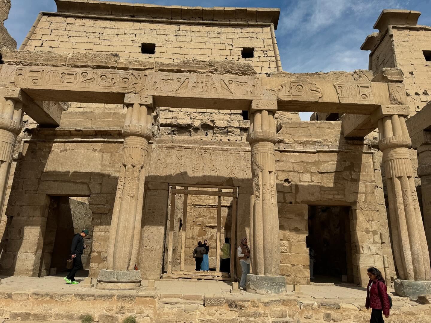 جانب من السياح في العالم يزور في معبد الكمور جانب من السياح في العالم يزور في معبد الكمور