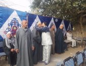 المسجون يتلقى عزاء والده