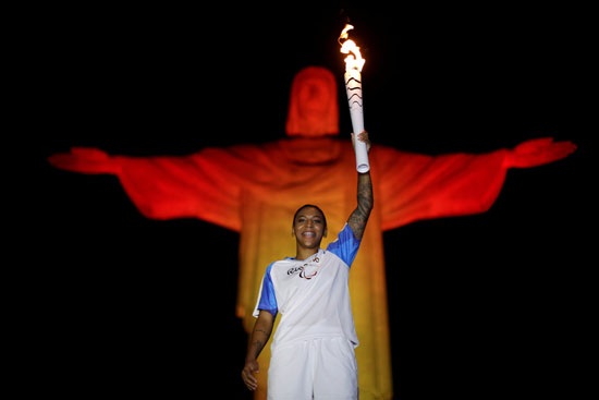 •	شعلة دورة الألعاب البارالمبية أمام تمثال المسيح