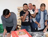 بالصور.. هداف البريميرليج والجزائرى محرز يتحولان إلى صناع بيتزا