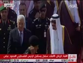 خادم الحرمين الشريفين يستقبل أبو مازن بعد وصوله للمشاركة فى قمة الرياض