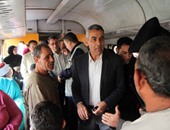 وزير النقل يستقل أول قطارعادى مسبق الحجز من محطة مصر.. راكب للوزير: quotالقطار بيتشرب فيه مخدرات وحماماته خربانة وعاوزنا نحافظ عليه؟quot.. وسعد الجيوشى يعلن إنشاء محكمة لمخالفات السكة الحديد والمترو