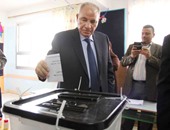 قضاة وناخبون يلتقطون الصور مع الزند عقب الإدلاء بصوته فى القاهرة الجديدة