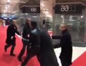 بالفيديو..أحمد موسى يتعرض لمحاولة اعتداء من عناصر إخوانية فى باريس