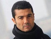 خالد النبوى يعود للقاهرة بعد مشاركته بلجنة تحكيم مهرجان دبى السينمائى