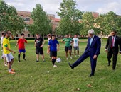 جون كيرى يلعب كرة القدم مع طلاب جامعة رايس