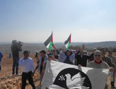 عشرات الفلسطينيين يتظاهرون أمام مقر الأمم المتحدة فى غزة للمطالبة بحماية دولية