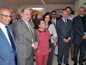 اخبار بالصور.. وزير الثقافة يقبل رأس عايدة عبد الكريم فى افتتاح متحف الخنانى