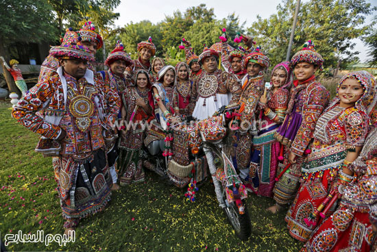 الهنود بالأزياء التقليدية والوردود فى مهرجان 