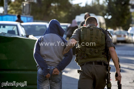 	اعتقال فلسطينى على يد جنود الاحتلال -اليوم السابع -10 -2015