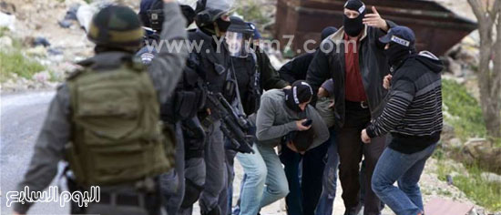 المستعربون يعتقلون فلسطينيًا خلال إحدى المواجهات -اليوم السابع -10 -2015
