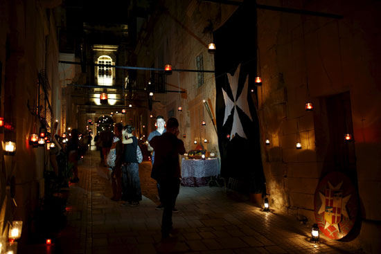 المواطنون يشعلون الشموع -اليوم السابع -10 -2015