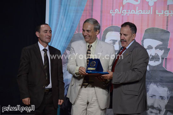 	تكريم الدكتور والمخرج عمرو دوارة بمهرجان المسرح الفكاهى بالجزائر  -اليوم السابع -10 -2015