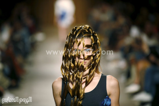 عارضة ليديجا كولوفرات على المنصة بتسريحة شعر غريبة -اليوم السابع -10 -2015