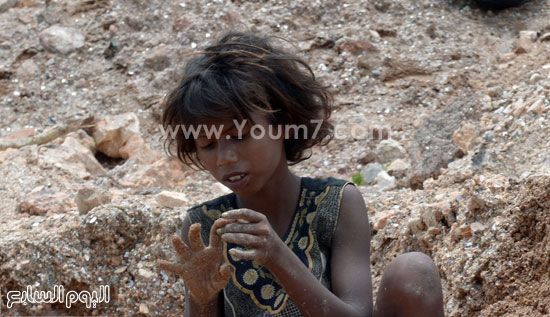  طفلة تعانى من وجع فى أصابعها بعدما استخدمت يديها للبحث عن الميكا  -اليوم السابع -10 -2015