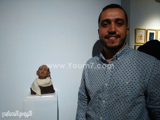 الفنان محمد مسعد مع عمله الفنى  -اليوم السابع -10 -2015