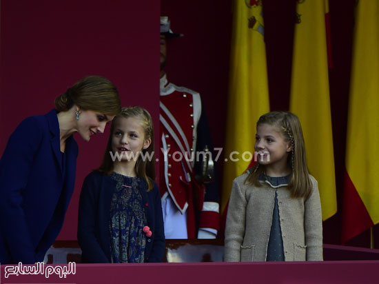 	الملكة يتيسيا تتحدث مع بناتها الأميرة ليونور فى المنتصف والأميرة صوفيا. -اليوم السابع -10 -2015
