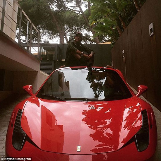  نيمار يلتقط صورة مع سيارته الفيرارى -اليوم السابع -10 -2015