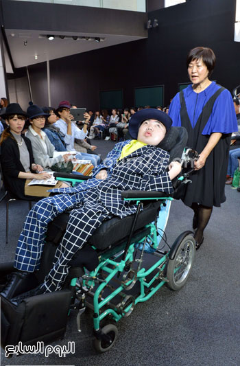مريض يشارك فى عرض أزياء المصمم اليابانى تاكافومى تسوروتا -اليوم السابع -10 -2015