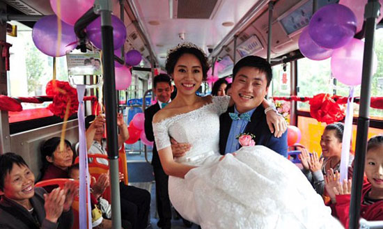 عروسان صينيان استخدموا الأتوبيس مكان للفرح -اليوم السابع -10 -2015