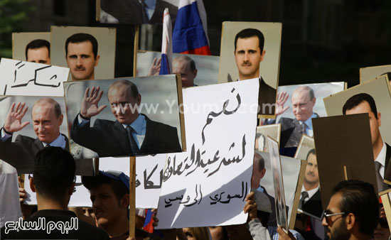رفع المتظاهرون صورًا للرئيس الروسى والرئيس السورى دعما لتعاون الجبهتين  -اليوم السابع -10 -2015