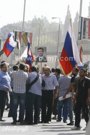 الأعلام الروسية تلوح فى المسيرة  -اليوم السابع -10 -2015