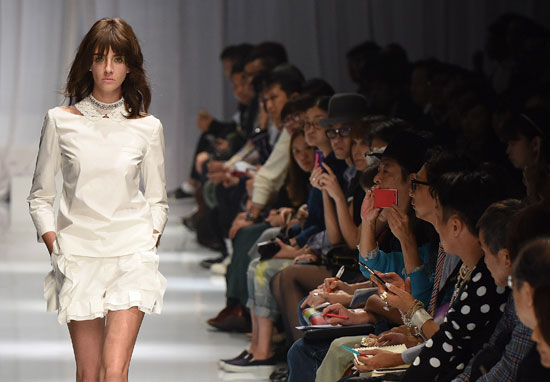 الأوف وايت بموديل انيق  -اليوم السابع -10 -2015