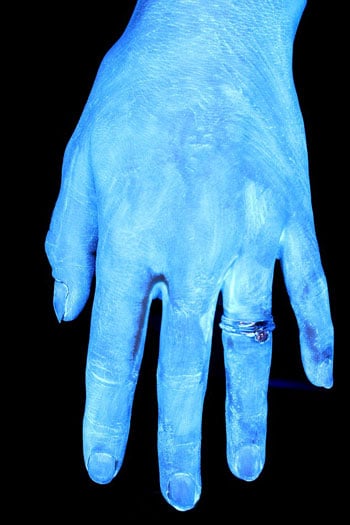 قبل الغسل، تظهر الميكروبات التى تغطى اليد بالكامل تقريباً فى صورة إضاءة بيضاء -اليوم السابع -10 -2015