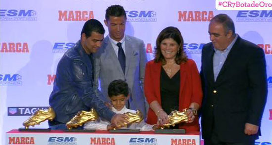 رونالدو ووالدته فى حفل الحذاء الذهبى 2015 -اليوم السابع -10 -2015