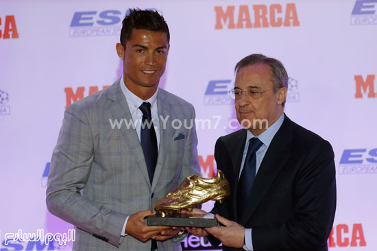  رئيس نادى ريال مدريد فلورنتينو بيريز يسلم الحذاء الذهبى للنجم البرتغالى  -اليوم السابع -10 -2015