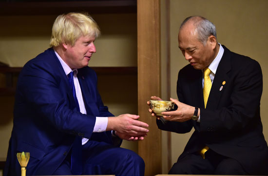  حاكم طوكيو يقدم الشاى اليابانى لعمدة لندن  -اليوم السابع -10 -2015
