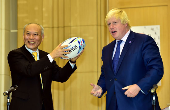  حاكم طوكيو يويتشى ماسوزوى يتلقى كرة رجبى هدية من عمدة لندن  -اليوم السابع -10 -2015