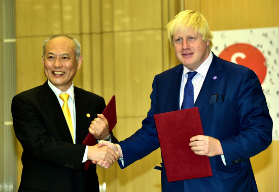 حاكم طوكيو وعمدة لندن يتبادلان وثيقة التعاون المشتركة  -اليوم السابع -10 -2015