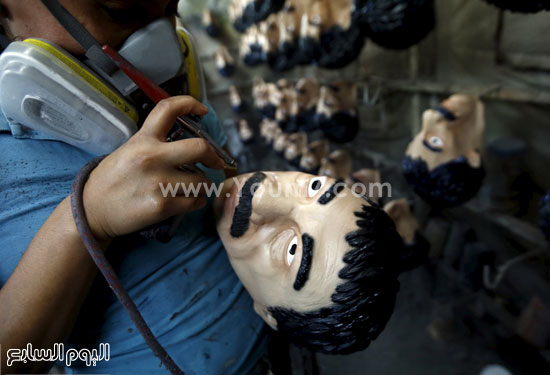  أحد العمال أثناء إنتاج الأقنعة -اليوم السابع -10 -2015