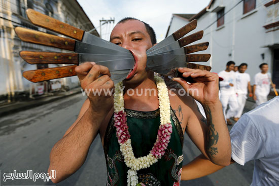 	تجمع سكاكين فى وجه أحد المشاركين فى مهرجان النباتى بالصين -اليوم السابع -10 -2015