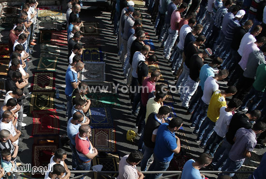 المصلون الفلسطينيون يؤدون صلاة الجمعة من الشوارع  -اليوم السابع -10 -2015