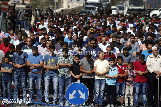 المصلون الفلسطينيون يؤدون صلاة الجمعة من الشوارع -اليوم السابع -10 -2015
