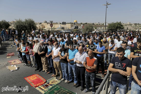 شرطات الاحتلال المسلحة تحيط بالمصلين من كل جانب  -اليوم السابع -10 -2015