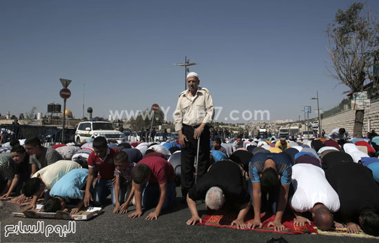 مئات المصلين يؤدون صلاة الجمعة فى الشوارع  -اليوم السابع -10 -2015