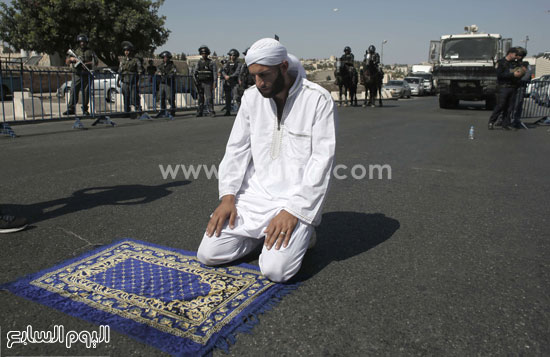 الصلاة فى الشوارع بعد منعهم من دخول الأقصى  -اليوم السابع -10 -2015